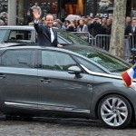 François Hollande dans sa Citroën DS5 Hybride