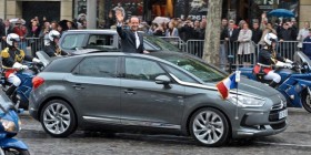 François Hollande dans sa Citroën DS5 Hybride