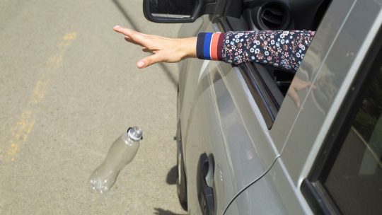 Des déchets jetés sur l'autoroute.