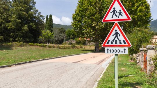 On se pose des questions sur les panneaux routiers