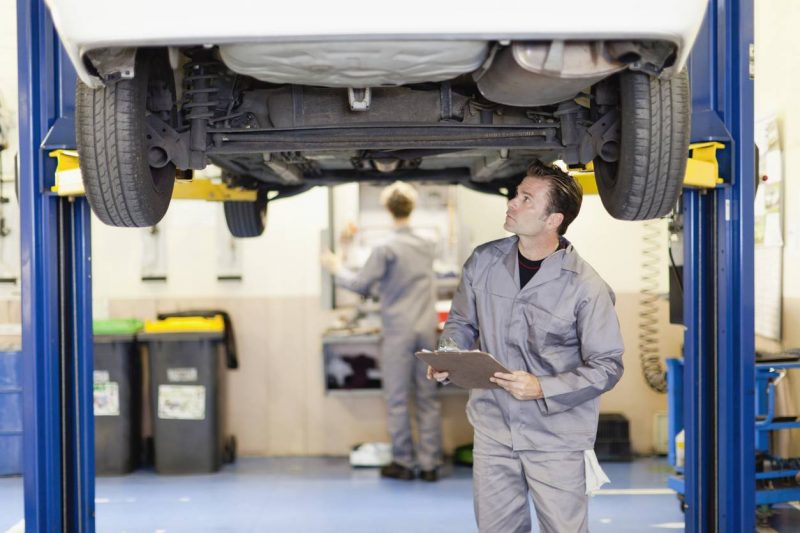 L'inspection et la révision sur une voiture