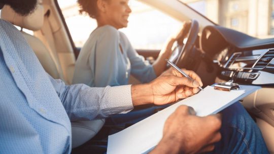 Une jeune femme en train de passer le permis de conduire