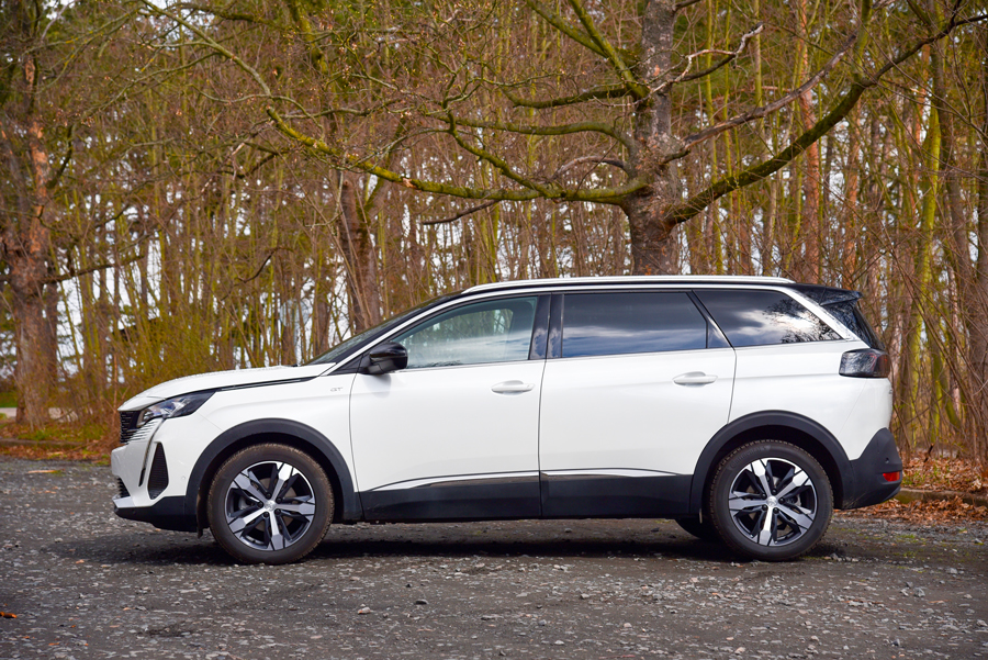 Vue de profil du Peugeot 5008