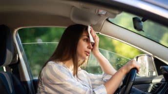 Femme en voiture