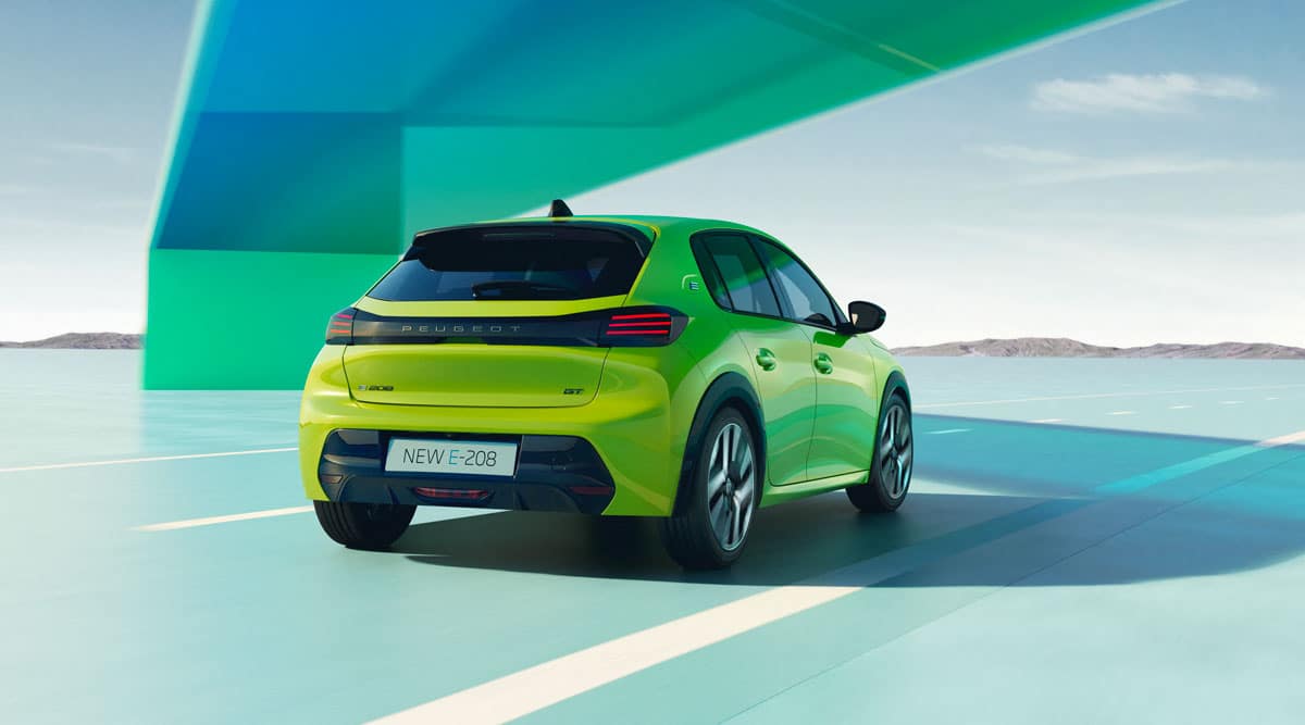 Profil arrière de la Peugeot e-208 restylée