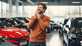 Un homme content qui vient d'apprendre qui a reçu un bonus pour son assurance auto