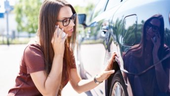 Une femme lors d'un accident de voiture qui appelle son assureur