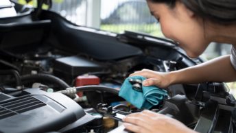 Une vidange de voiture faites à domicile par une femme