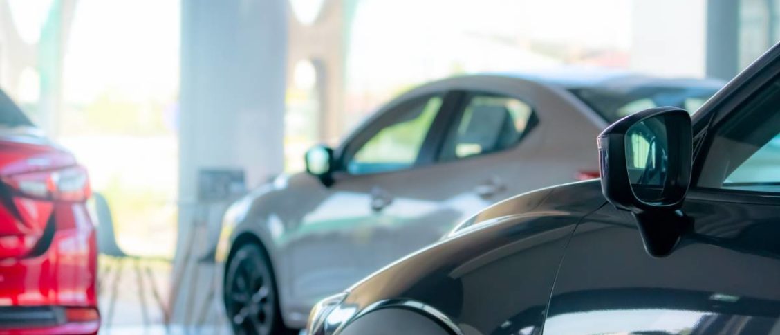 Des SUV dans un showroom