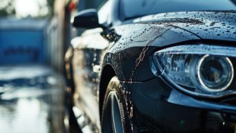 Une voiture sous les intempéries