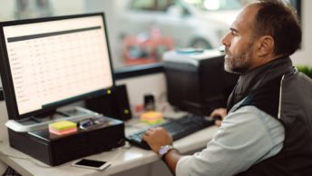 Un garagiste automobile dans son garage
