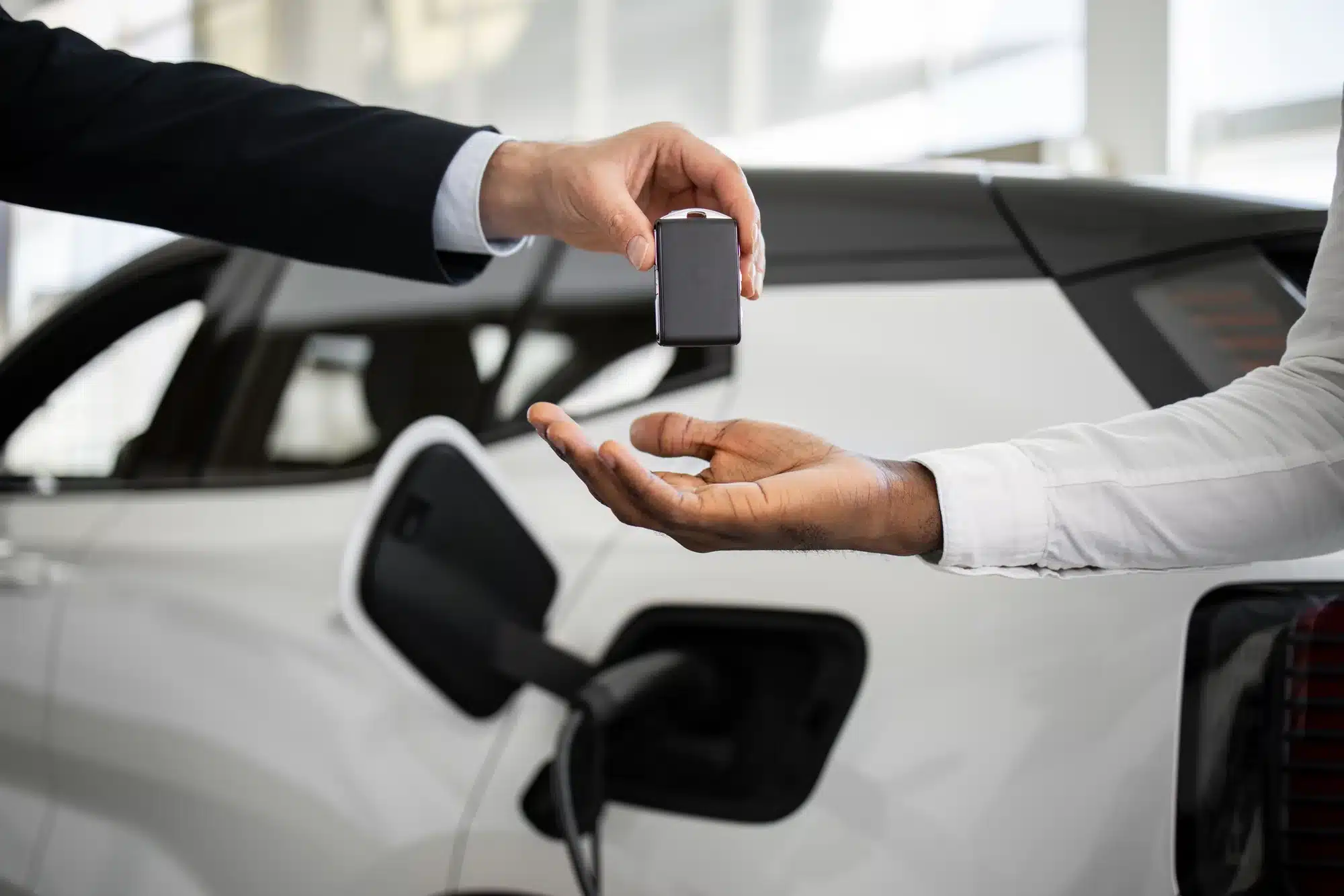 Remise des clés d'une voiture électrique louée en leasing social